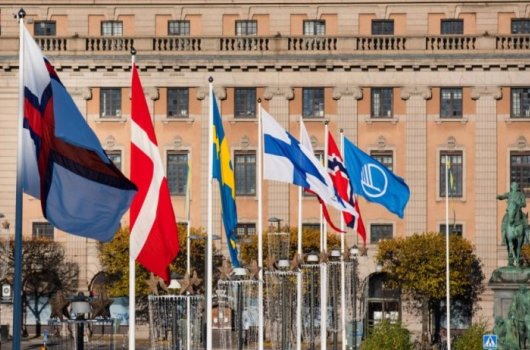 Nordiska flaggor utanför Riksdagshuset i Stockholm