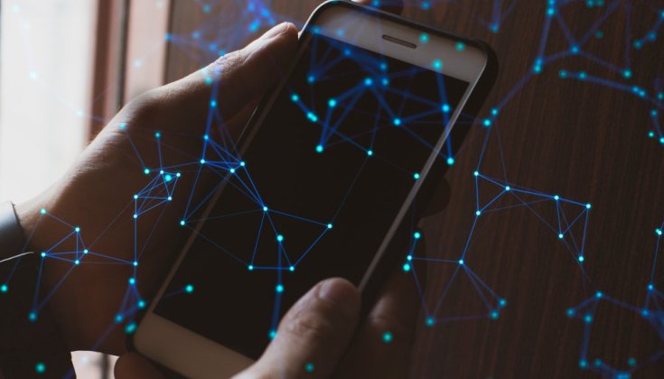 Man som håller en smartphone, med blå nätverkspunkter som är sammanlänkade.