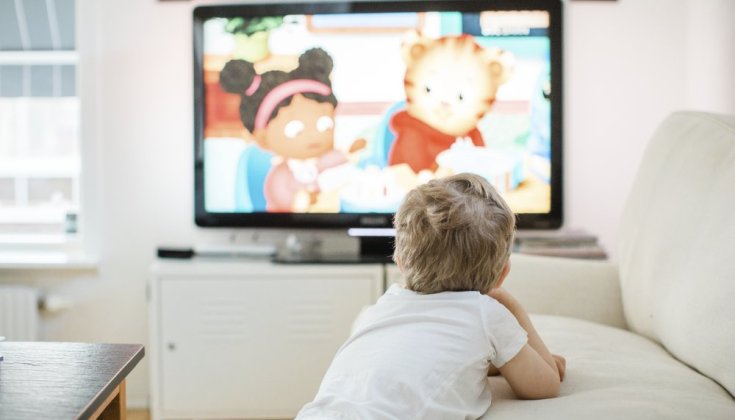 Ett barn som kollar på tv