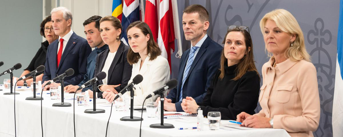 De nordiska statsministrarna står tillsammans på en presskonferens.