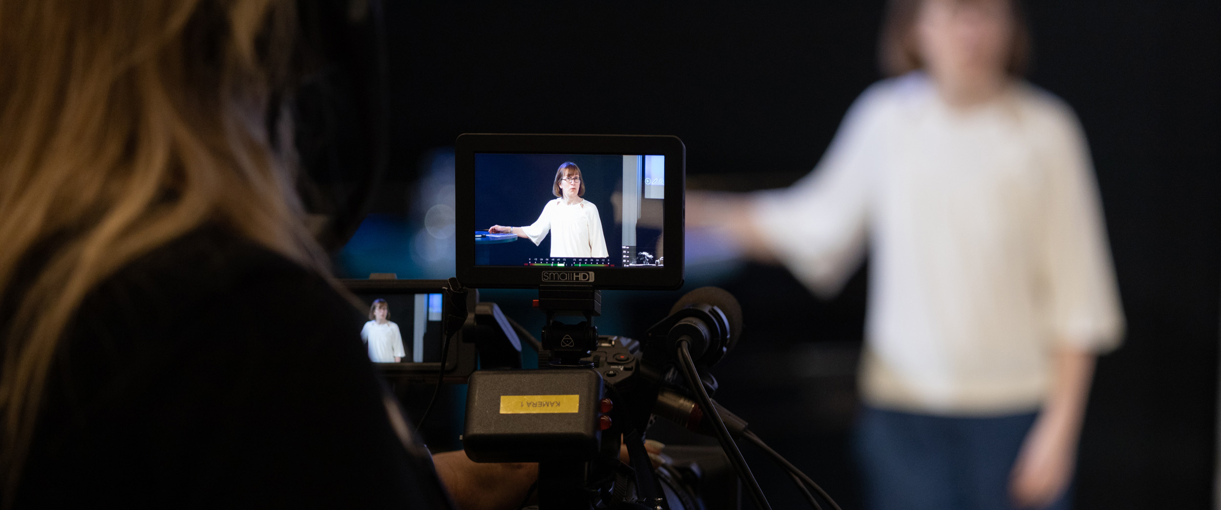 En kamera filmar en presentatör vid seminariet om Mediebarometern 2022.