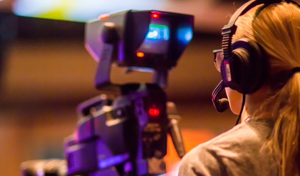 En person filmar med en kamera