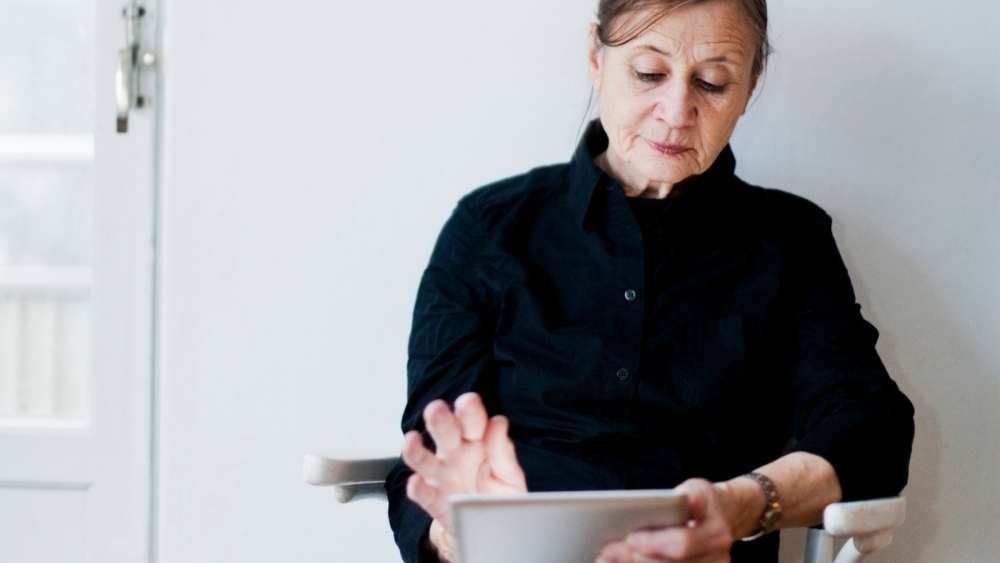 Kvinna som läser på Ipad. 