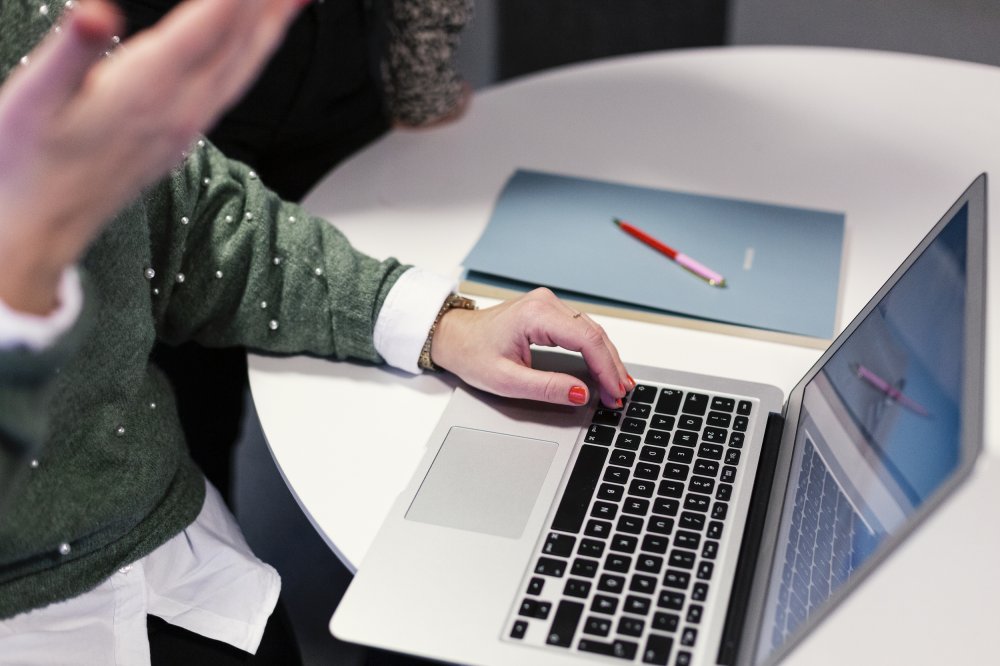 Kvinna arbetar på kontor 