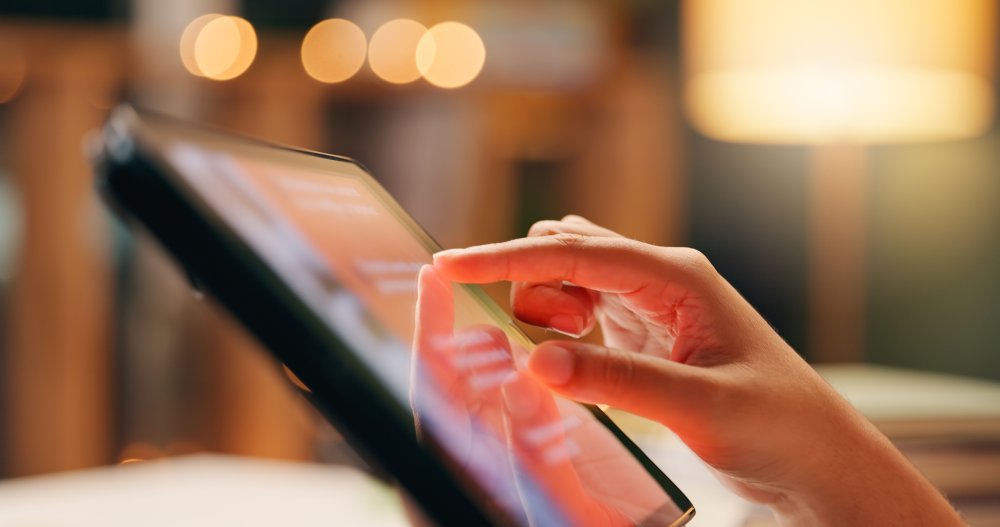 Hand som rör vid en Ipad. 