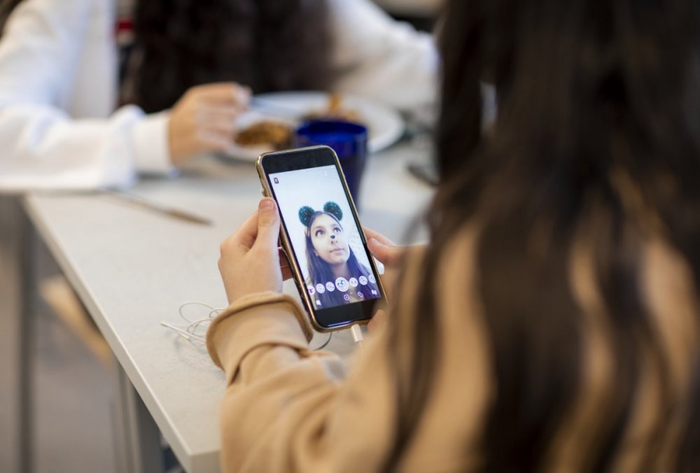 Bild av en ung person som använder Snapchat