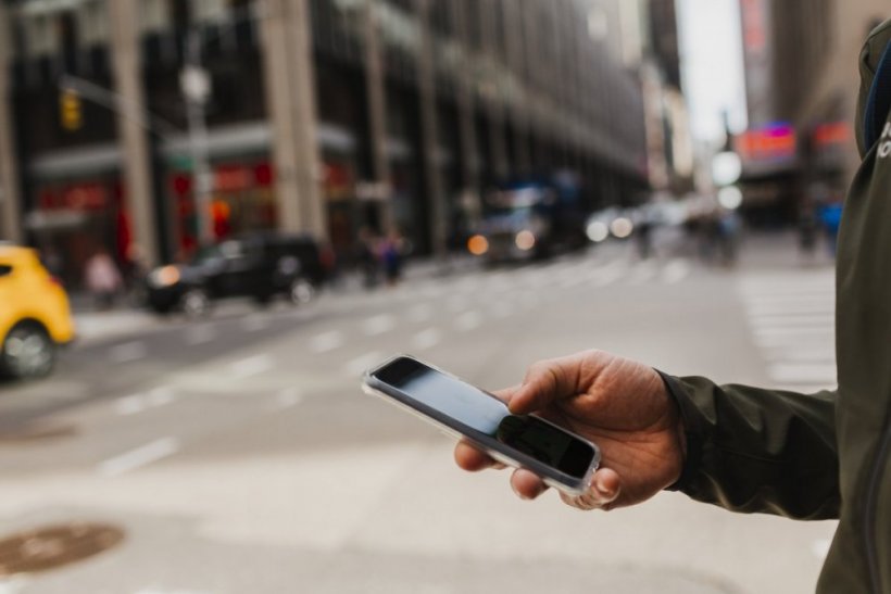 Hand som håller mobiltelefon