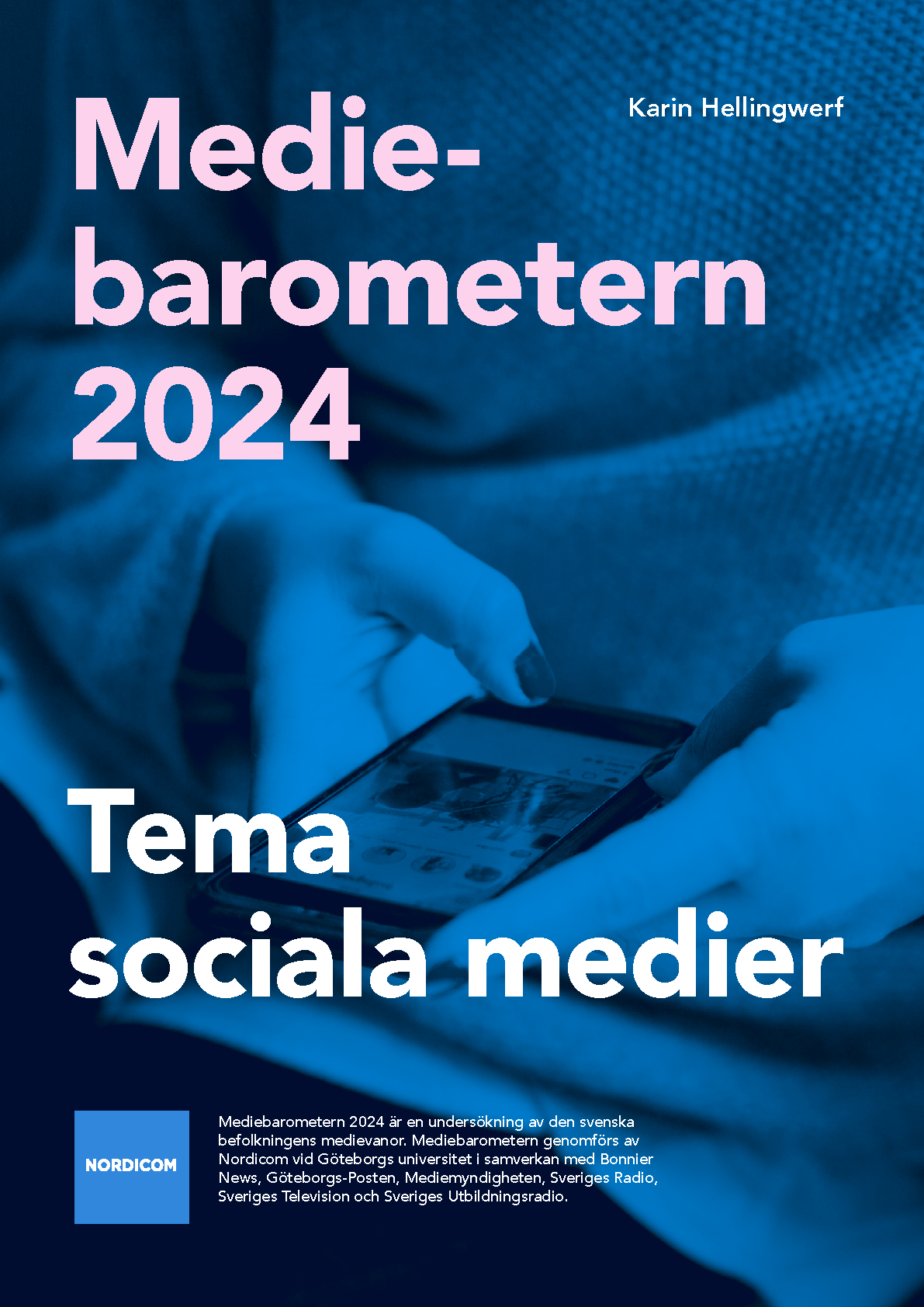 Blått omslag men en närbild på en hand som håller en mobiltelefon