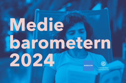 Woman reading a book, blue bakgrund and pink text "Mediebarometern 2024"
