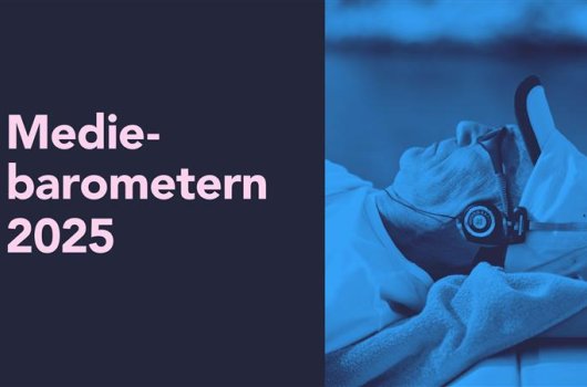 Omslag Mediebarometern 2025, man som lyssnar på musik i hörlurar. 