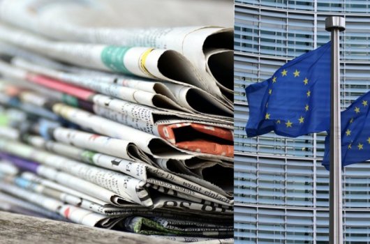 En tvådelad bild som visar en hög papperstidningar och EU-flaggor