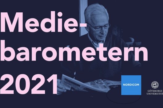 Omslagsbild på Mediebarometern 2021. En man läser tidningen.