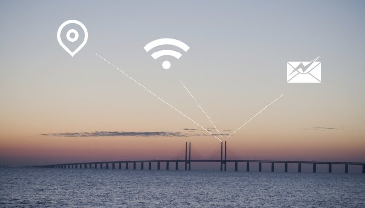  Digitala symboler över Öresundsbron i solnedgång