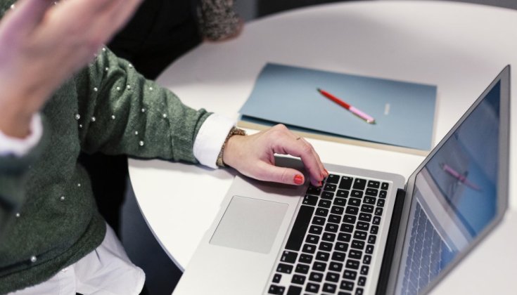 Kvinna arbetar på kontor 
