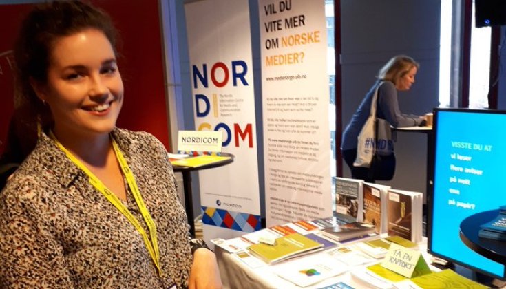 Martine Leknes, medienorge, framför Nordicoms och medienorges bokbord på Nordiske Mediedager 2018
