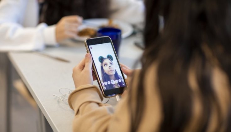 Bild av en ung person som använder Snapchat