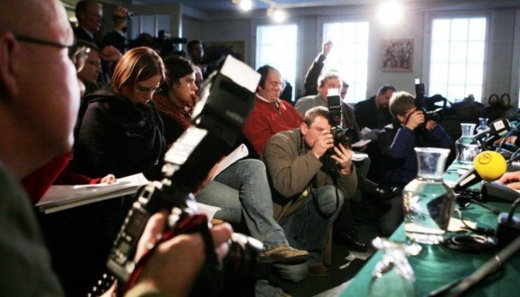En mängd journalister vid en presskonferens