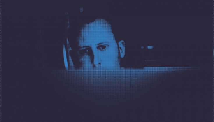 Man tittar på en skärm