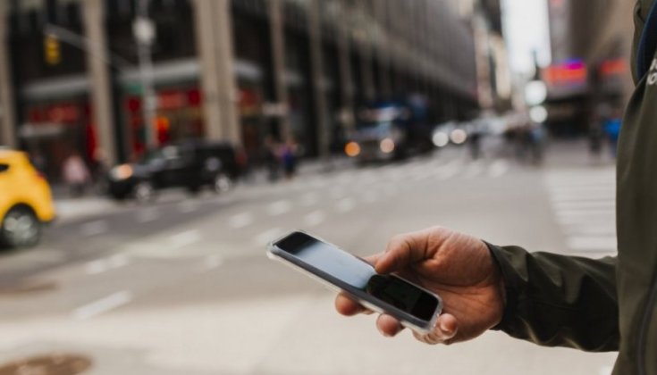 Hand som håller mobiltelefon