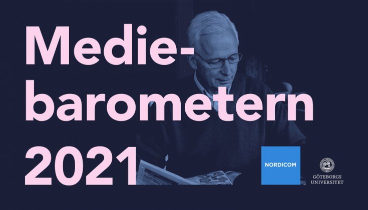 En man läser tidningen. Text i förgrunden: Mediebarometern 2021.