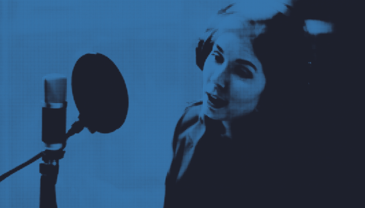 Kvinna pratar i mikrofon.