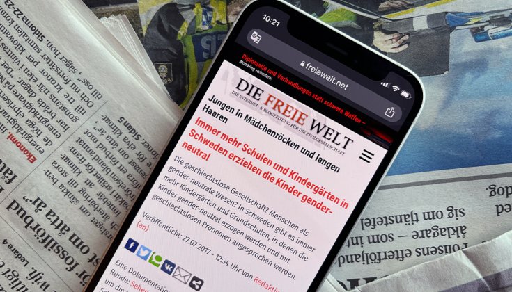 En mobiltelefon som visar en artikel från en tysk blogg.